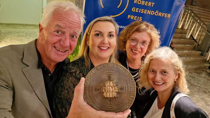 Hier ist der Preis! Stolz präsentiert Autor Andreas Kaufmann die Medaille. Mit ihm freuen sich Sonja Kessen, Regisseurin Angelika Maiworm und Birgit Patzelt. (Quelle: rbb/OHRENBÄR/Sonja Kessen)