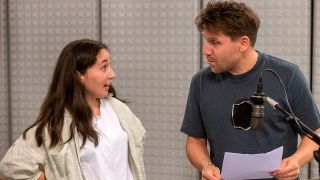 Aufnahme im Studio: Asya Tolaz (Alma) und Hanno Koffler (Vater) "Hans im Glück 2.0", 2023 (Quelle: rbb/Oliver Ziebe)