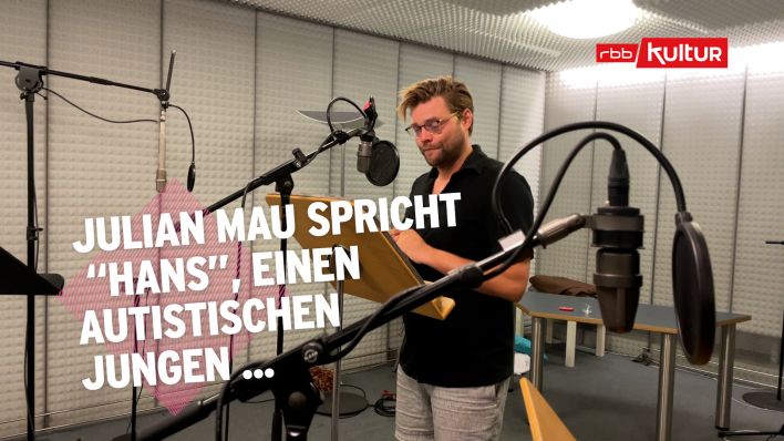 Text: "Julian Mau spricht Hans, einen autistischen Jungen", Bild: Julian Mau bei Aufnahmen zum rbb-Kinderhörspiel "Hans im Glück 2.0" (Quelle: rbb)