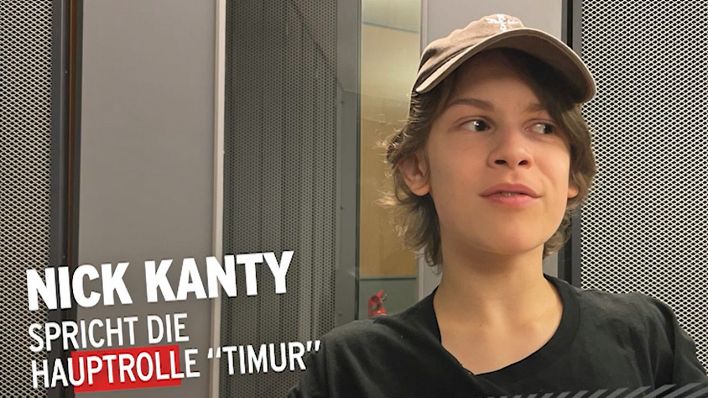 Text: "Nick Kanty spricht die Hauptrolle 'Timur'", Bild: Schüler und Synchronsprecher Nick Kanty beim Gespräch zum rbb-Kinderhörspiel "Hans im Glück 2.0" (Quelle: rbb)