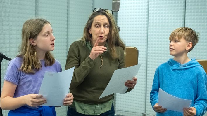 Im Hörspielstudio: Viktor (Eliot Karow), Sam (Franz Röbig) und Omi (Barbara Philipp); (Quelle: rbb/Oliver Ziebe)