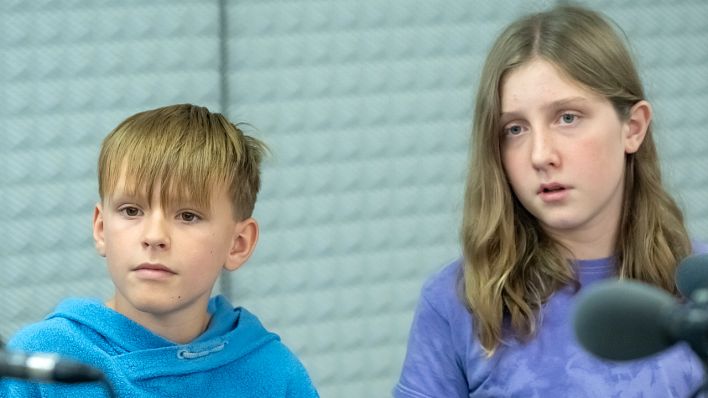 Im Hörspielstudio: Sam (Franz Röbig) und Viktor (Eliot Karow); (Quelle: rbb/Oliver Ziebe)