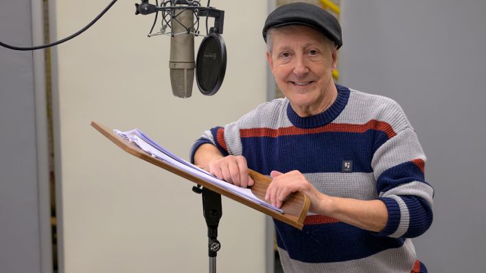 Santiago Ziesmer (Zahnarzt Kaukasius ) im Studio vor dem Mikro (Quelle: Dirk Ostermeier)