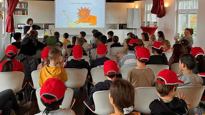 Kinder bei einer Lesung im Ulla-Hahn-Haus in Monheim (Quelle: Ulla-Hahn-Haus)