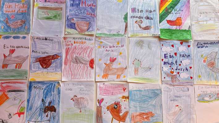 Von Kindern gemalte Buchcover (Quelle: Ulla-Hahn-Haus)