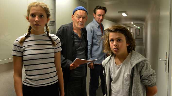 Kinder und Schauspieler bei einer Aufnahme im Haus des Rundfunks (Quelle: rbb/Oliver Ziebe)