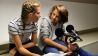 Die Kinder Finja Ufer und Alexander Boll bei Aufnahmen in den Kellerräumen im Haus des Rundfunks (Quelle: rbb/Oliver Ziebe)