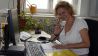 OHRENBÄR-Redakteurin Birgit Patzelt als Besetzerin am Telefon (Quelle: rbb/OHRENBÄR/Sonja Kessen)