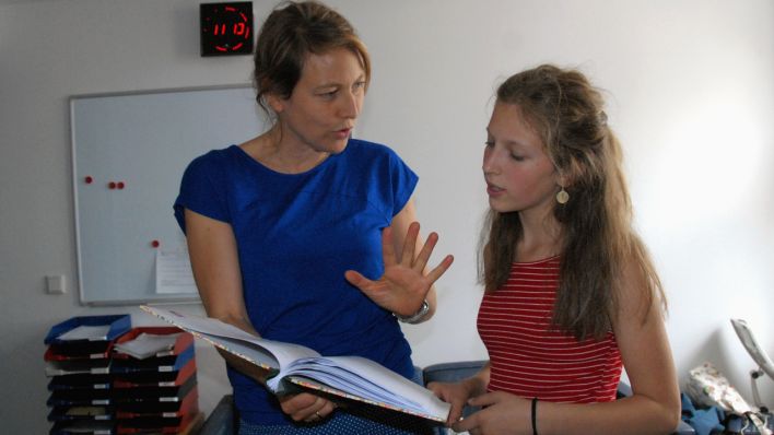 Regisseurin Judith Lorenz bespricht mit Finja Ufer ihre Sprechrolle (Quelle: rbb/OHRENBÄR/Birgit Patzelt)