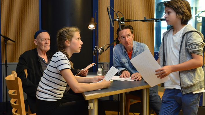 Arbeit im rbb-Studio, Kinder und Schauspieler am Mikrofon (Quelle: rbb/Oliver Ziebe)