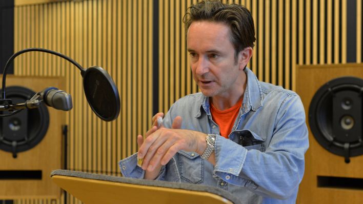 Schauspieler Arnd Klawitter vor dem Mikrofon im rbb-Studio (Quelle: rbb/Oliver Ziebe)