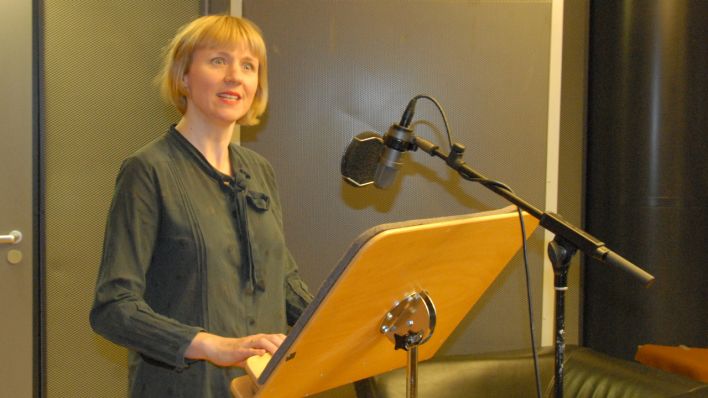 Schauspielerin Winni Böwe vor dem Mikrofon im rbb-Studio (Quelle: rbb/OHRENBÄR/Birgit Patzelt)