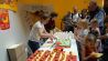 Kinder vor einem Stand mit Kuchen der Bäckerei Thürmann und Säften von beckers bester (Quelle: rbb/OHRENBÄR/Birgit Patzelt)