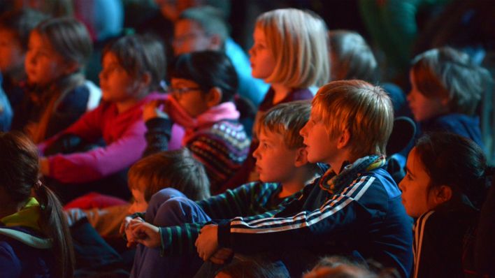 Kinder verfolgen gespannt dem Geschehen auf der Lesebühne (Quelle: rbb/Thomas Ernst)