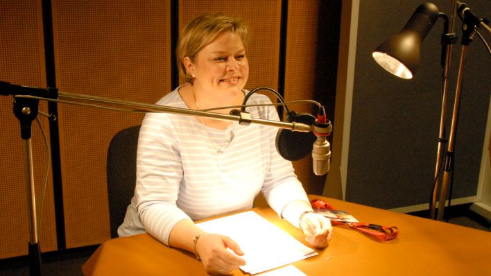 OHRENBÄR-Fan Stephanie Miers am Mikrofon, sie liest eine OHRENBÄR-Radiogeschichte (Quelle: rbb/OHRENBÄR/Birgit Patzelt)
