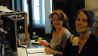 Technikerin Venke Decker und Regie-Assistentin Teresa Schomburg beim Schnitt vor dem Desktop (Quelle: rbb/OHRENBÄR/Birgit Patzelt)