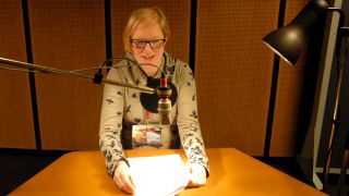 OHRENBÄR-Fan Sandra Bost am Mikrofon, sie liest eine OHRENBÄR-Radiogeschichte (Quelle: rbb/OHRENBÄR/Birgit Patzelt)