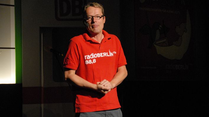 radioBERLIN-Moderator Alexander Schurig im roten radioBERLIN-Shirt auf der OHRENBÄR-Bühne (Quelle: rbb/OHRENBÄR/Birgit Patzelt)