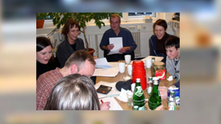 Die Jury des Schreibwettbewerbs 2003/04 in den OHRENBÄR-Redaktionsräumen (Quelle: rbb/OHRENBÄR)