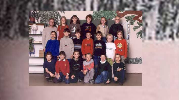 Die Gewinnerklasse des OHRENBÄR-Schreibwettbewerbs aus Grüntal im Klassenraum, 2004 (Quelle: privat)