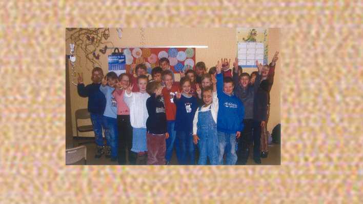 Die Gewinnerklasse des OHRENBÄR-Schreibwettbewerbs aus Oranienburg im Klassenraum, 2006 (Quelle: privat)