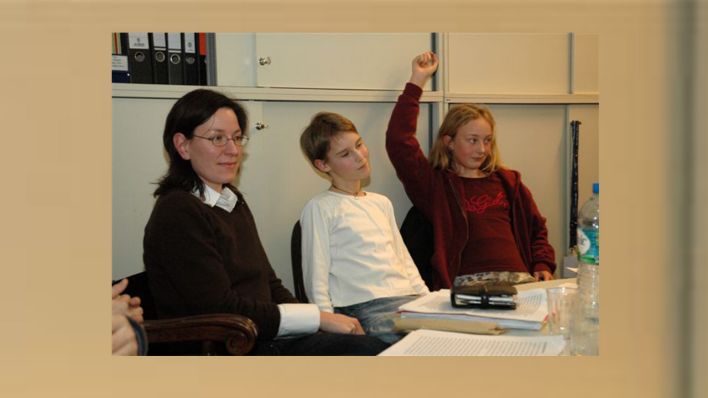 Jurymitglieder in der OHRENBÄR-Redaktion, ein Mitglied der Kinderjury meldet sich (Quelle: rbb/OHRENBÄR)