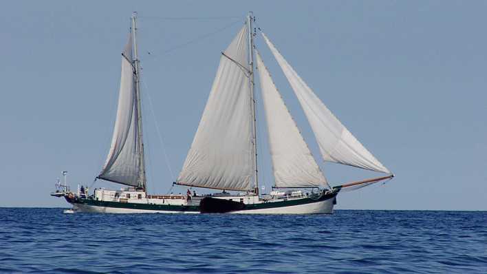 Ein Segelschiff auf dem Meer, Zweimaster (Quelle: rbb/OHRENBÄR/Birgit Patzelt)