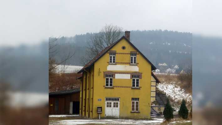 Ein dreistöckiges Haus in einer winterlichen Berglandschaft. (Quelle: rbb/OHRENBÄR/Alja Mai)