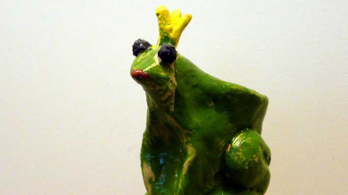 Eine Froschfigur aus Ton mit goldener Krone (Quelle: rbb/OHRENBÄR/Sonja Kessen)