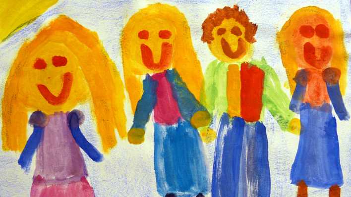 Eine bunte Kinderzeichnung mit einem Jungen und drei Mädchen (Quelle: rbb/OHRENBÄR)