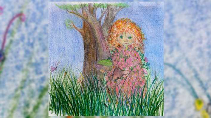 Bunte Zeichnung: Ein Mädchen mit rot-gelocktem Haar, ein rotes Kleid mit grüner Bepflanzung, aus einer Tasche schaut eine Maus, vor einem Baum (Quelle: Charlotte Rieger)