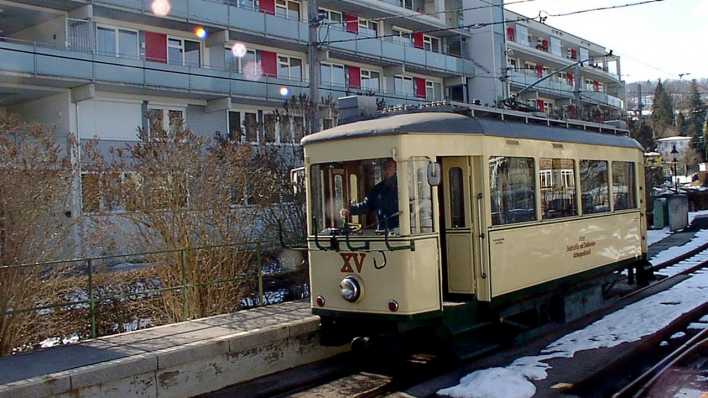 Eine alte Straßenbahn vor einem Wohnhaus in der Stadt. (Quelle: rbb/OHRENBÄR/Birgit Patzelt)