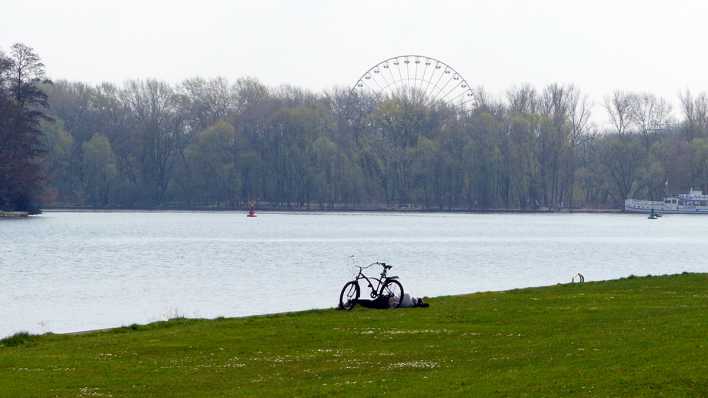 Ein Fahrrad vor einem großen Fluß auf dem ein Schiff fährt. Im Hintergrund ist ein Riesenrad zu sehen. (Quelle: rbb/OHRENBÄR/Sonja Kessen)