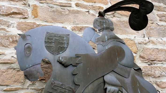 Eine Ziegelsteinmauer, darauf ein Ritter mit Pferd aus Metall. (Quelle: rbb/OHRENBÄR/Sonja Kessen)