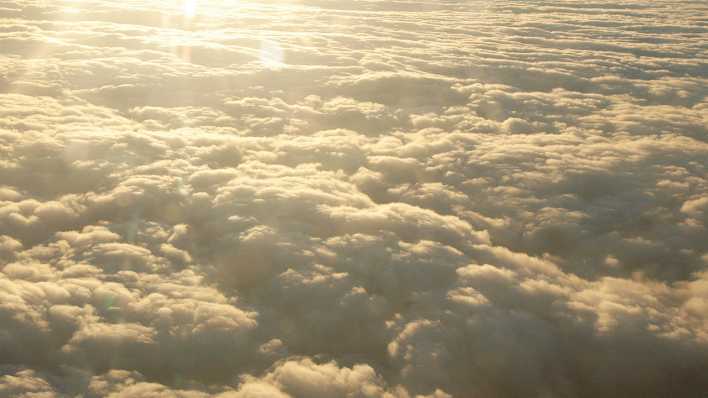 Blick von oben aus einem Flugzeug auf ein Wolkenfeld (Quelle: rbb/OHRENBÄR/Birgit Patzelt)