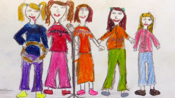 Eine bunte Kinderzeichnung: fünf Mädchen als Chor vor einem Mikrofon (Quelle: rbb/OHRENBÄR/Elisa)