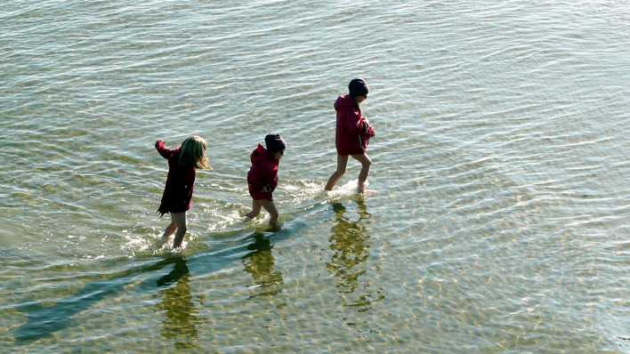 Drei Kinder wandern am Strand im Wasser (Quelle: rbb/OHRENBÄR/Sonja Kessen)