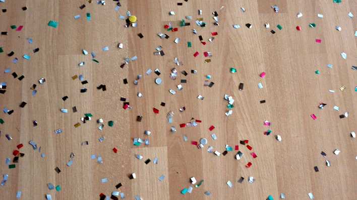 Viele bunte, kleine Papierteile auf einem Laminatboden (Quelle: rbb/OHRENBÄR/Sonja Kessen)