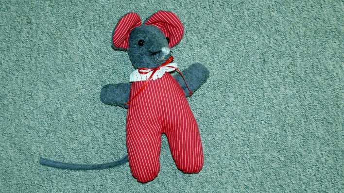 Eine Maus-Stofffigur auf einem Teppichboden (Quelle: rbb/OHRENBÄR/Sonja Kessen)