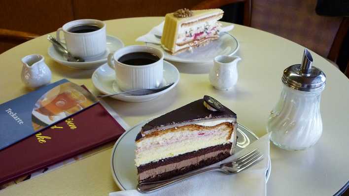Gedeckte Kaffeetafel mit Kaffee und Torte (Quelle: rbb/OHRENBÄR/Alja Mai)