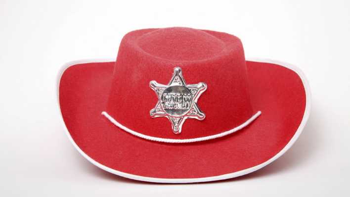 Ein roter Cowboyhut mit Stern (Quelle: Imago/Westend61)