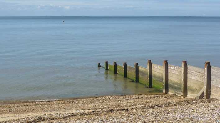 Blick aufs Meer, rechts ein Holzzaun, der ins Wasser reicht (Quelle: rbb/OHRENBÄR/Alja Mai)