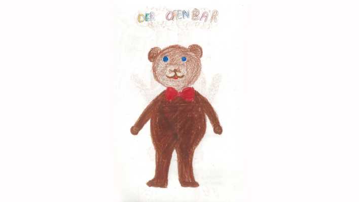 Bunte Kinderzeichnung: brauner Bär mit roter Fliege, darüber der Schriftzug "Der ORENBÄR" (Quelle: rbb/OHRENBÄR)