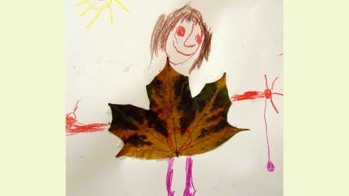 Kinderbastelei: ein Mädchen mit einem Blatt vom Baum als Kleid (Quelle: rbb/OHRENBÄR)