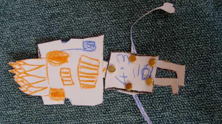 Eine Kinderbastelei, Roboter in orange und blau © rbb/OHRENBÄR