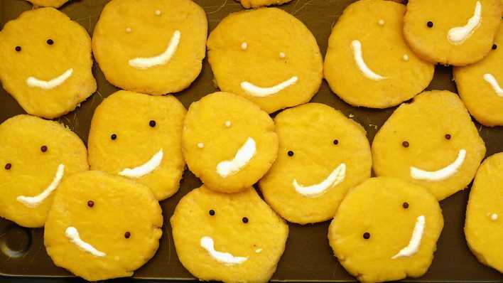 Frisch gebackene Plätzchen auf einem Backblech als Smiley (Quelle: rbb/OHRENBÄR/Sonja Kessen)