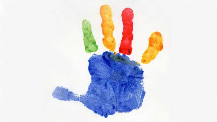 Abdruck einer Kinderhand auf einem Blatt, bunt bemalt (Quelle: rbb/OHRENBÄR/Sonja Kessen)