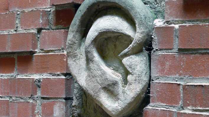 Ein Ohr aus Beton in einer roten Backsteinmauer eingemauert (Quelle: rbb/OHRENBÄR/Sonja Kessen)