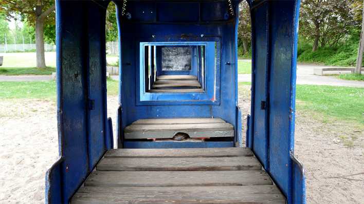 Blick in einen offenen Waggon mit blauen Wänden und Holzbänken (Quelle: rbb/OHRENBÄR/Sonja Kessen)