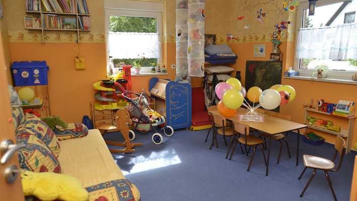 Blick in einen Gruppenraum im Kindergarten, mit Luftballons geschmückt (Quelle: imago/Sabeth Stickforth)